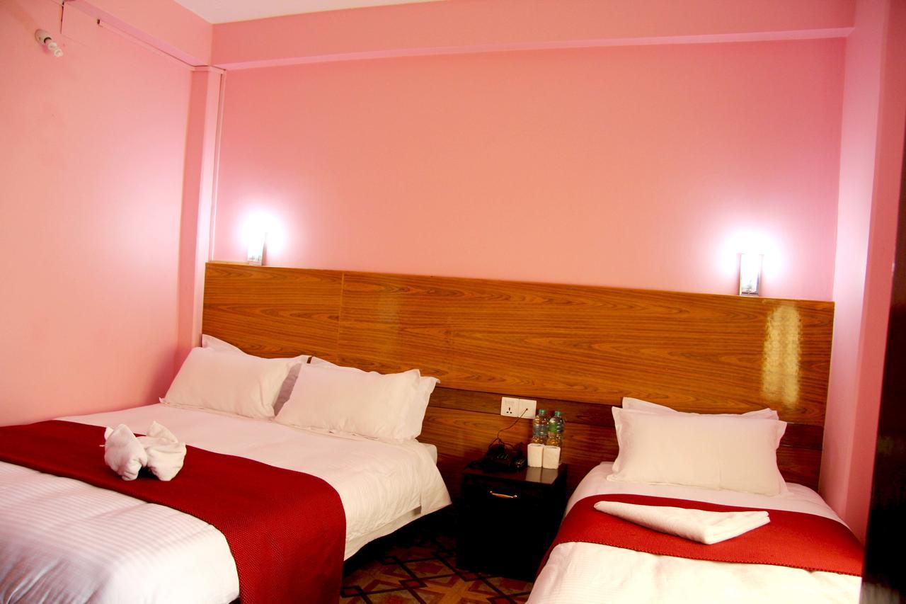 Hotel Buttercup Pokhara Kültér fotó
