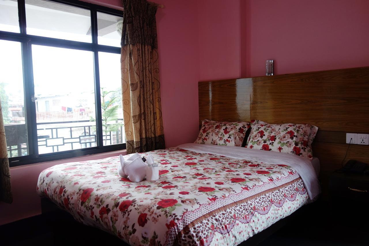 Hotel Buttercup Pokhara Kültér fotó