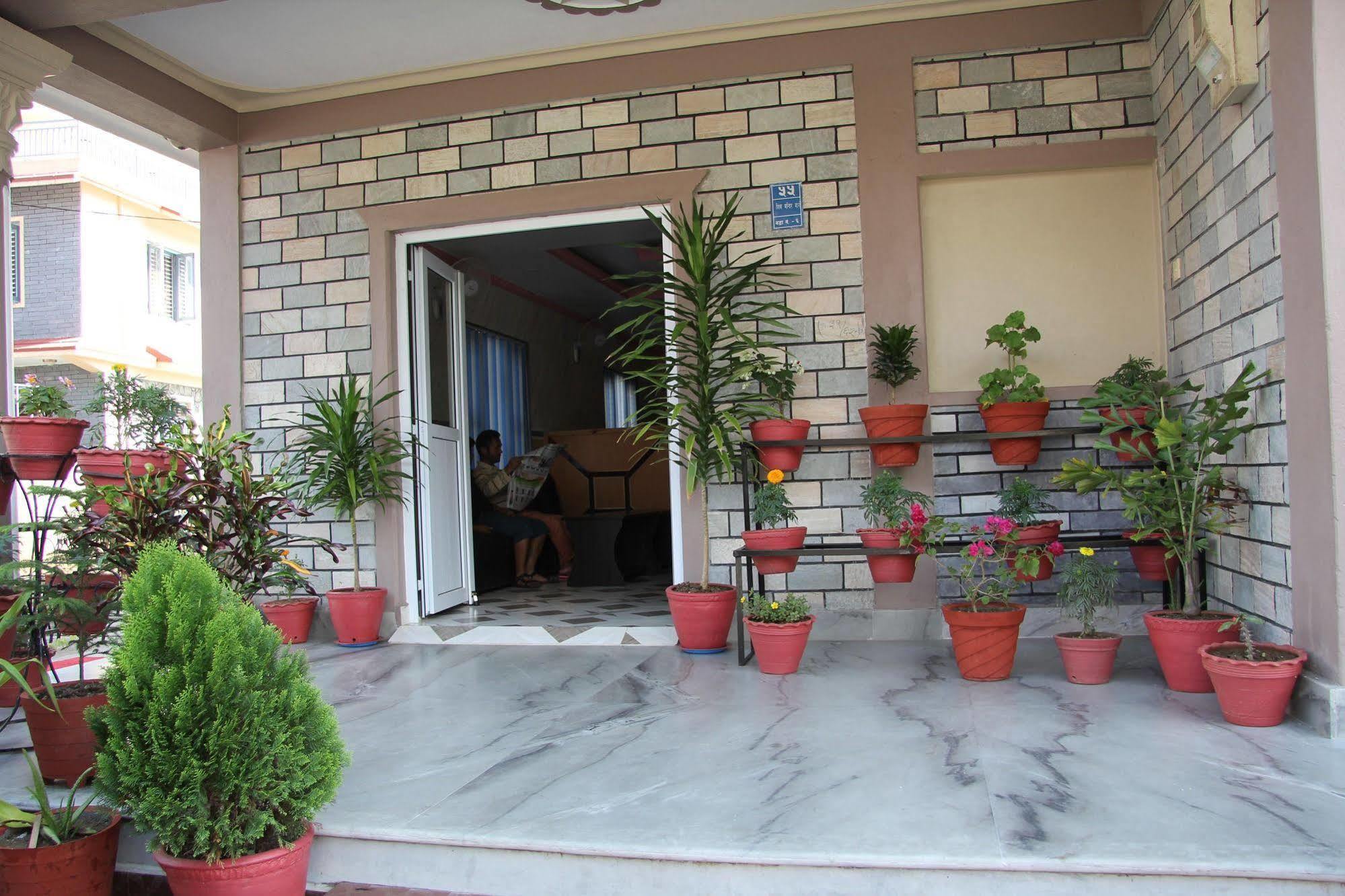Hotel Buttercup Pokhara Kültér fotó