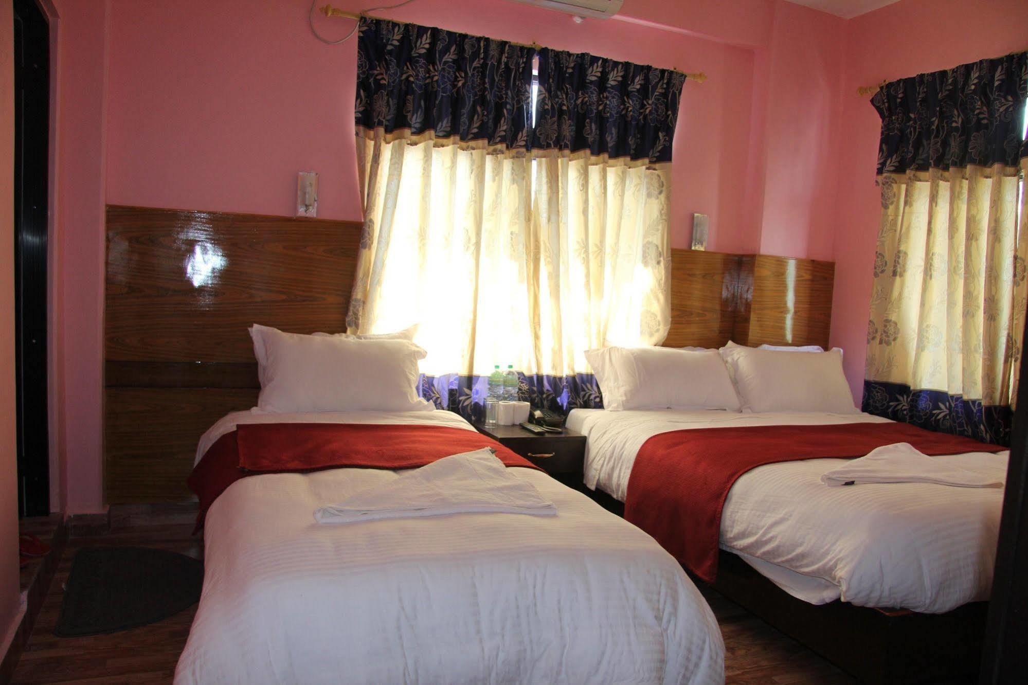 Hotel Buttercup Pokhara Kültér fotó