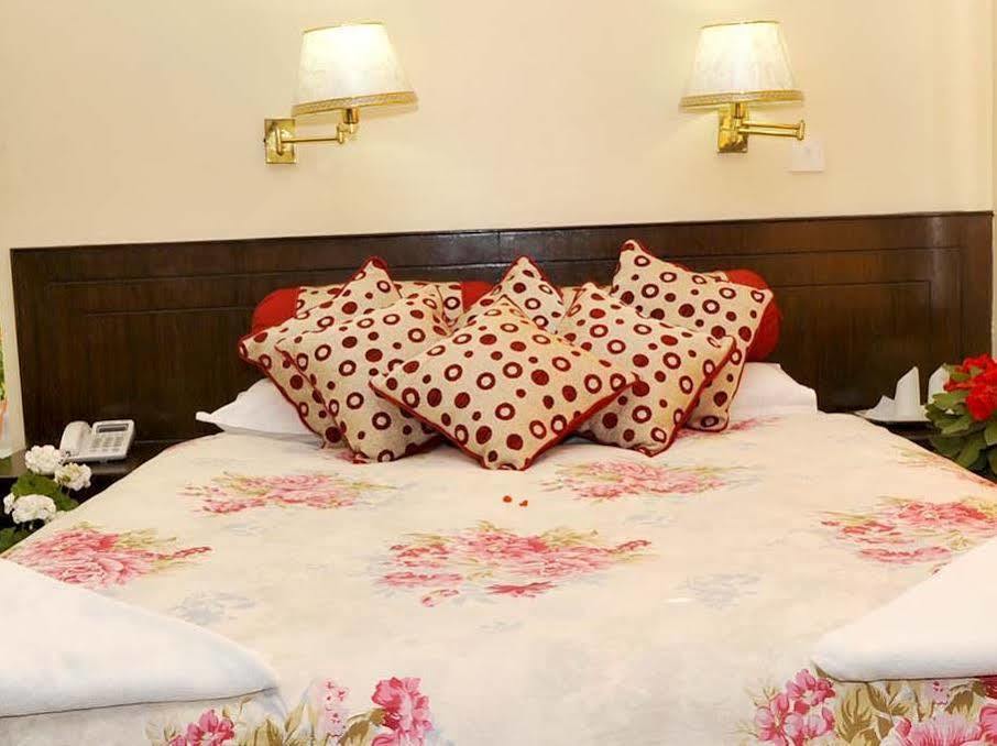 Hotel Buttercup Pokhara Kültér fotó