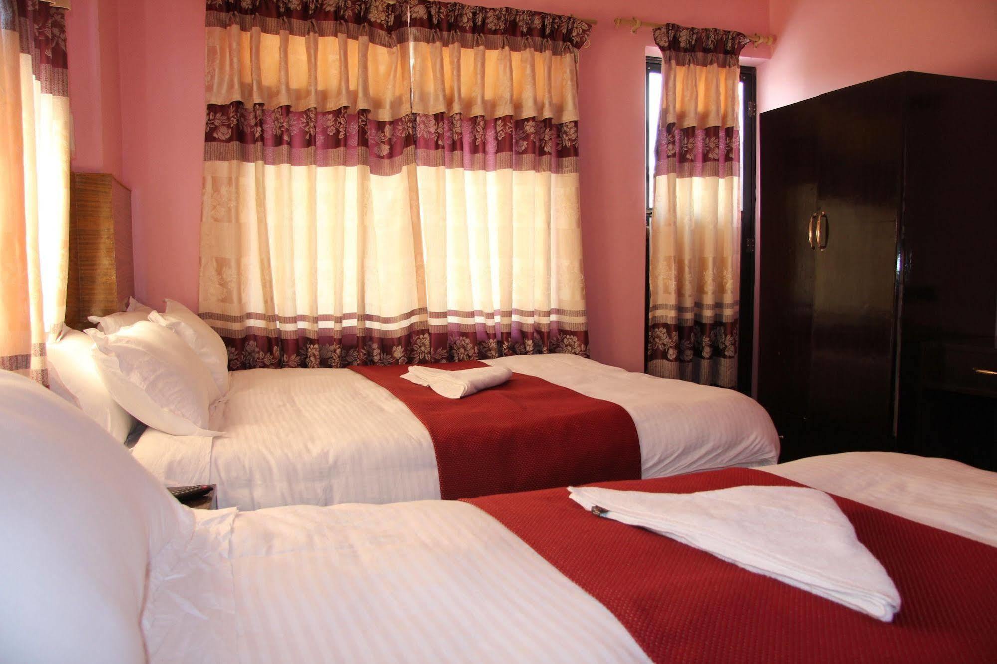 Hotel Buttercup Pokhara Kültér fotó
