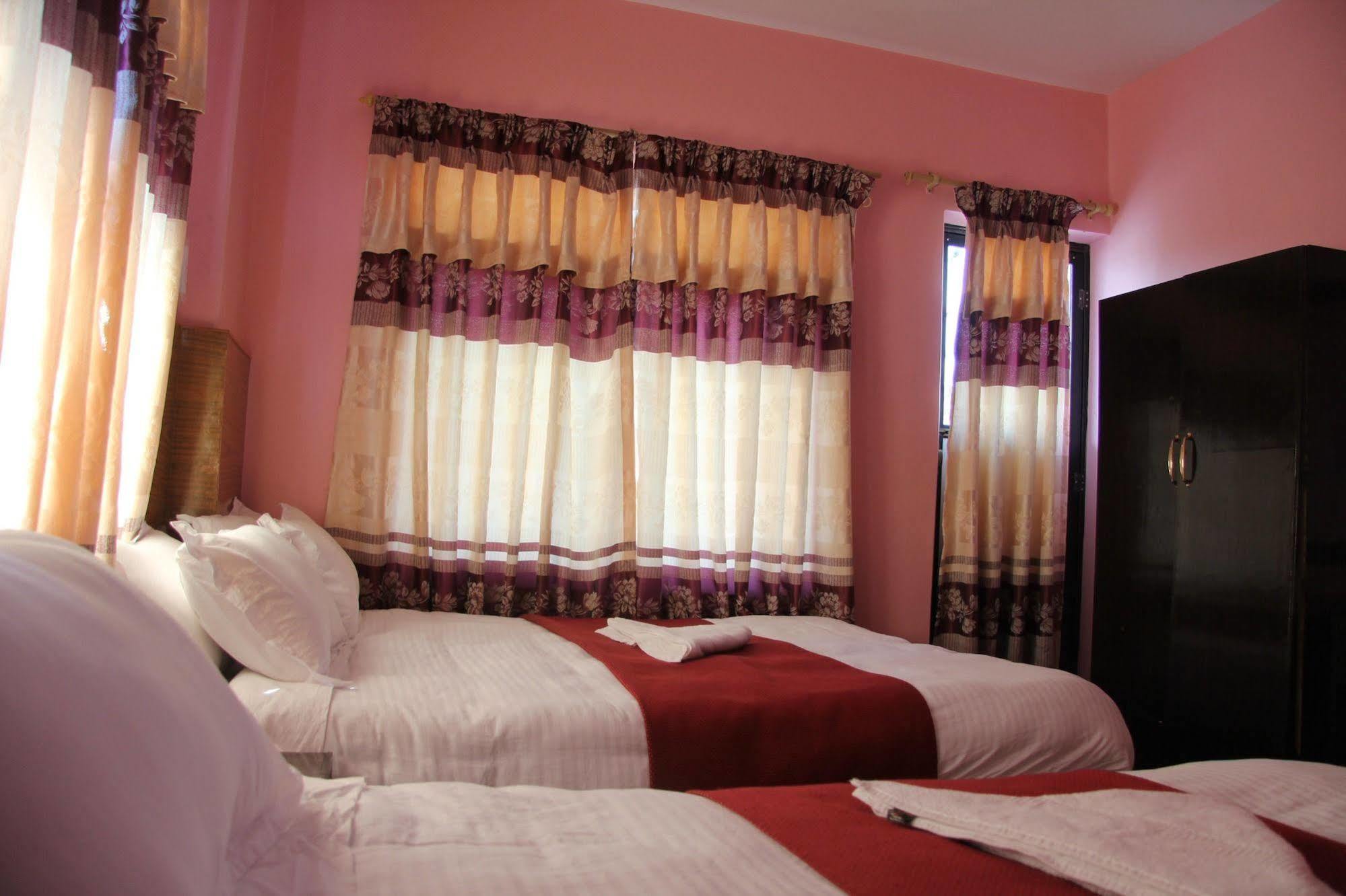 Hotel Buttercup Pokhara Kültér fotó