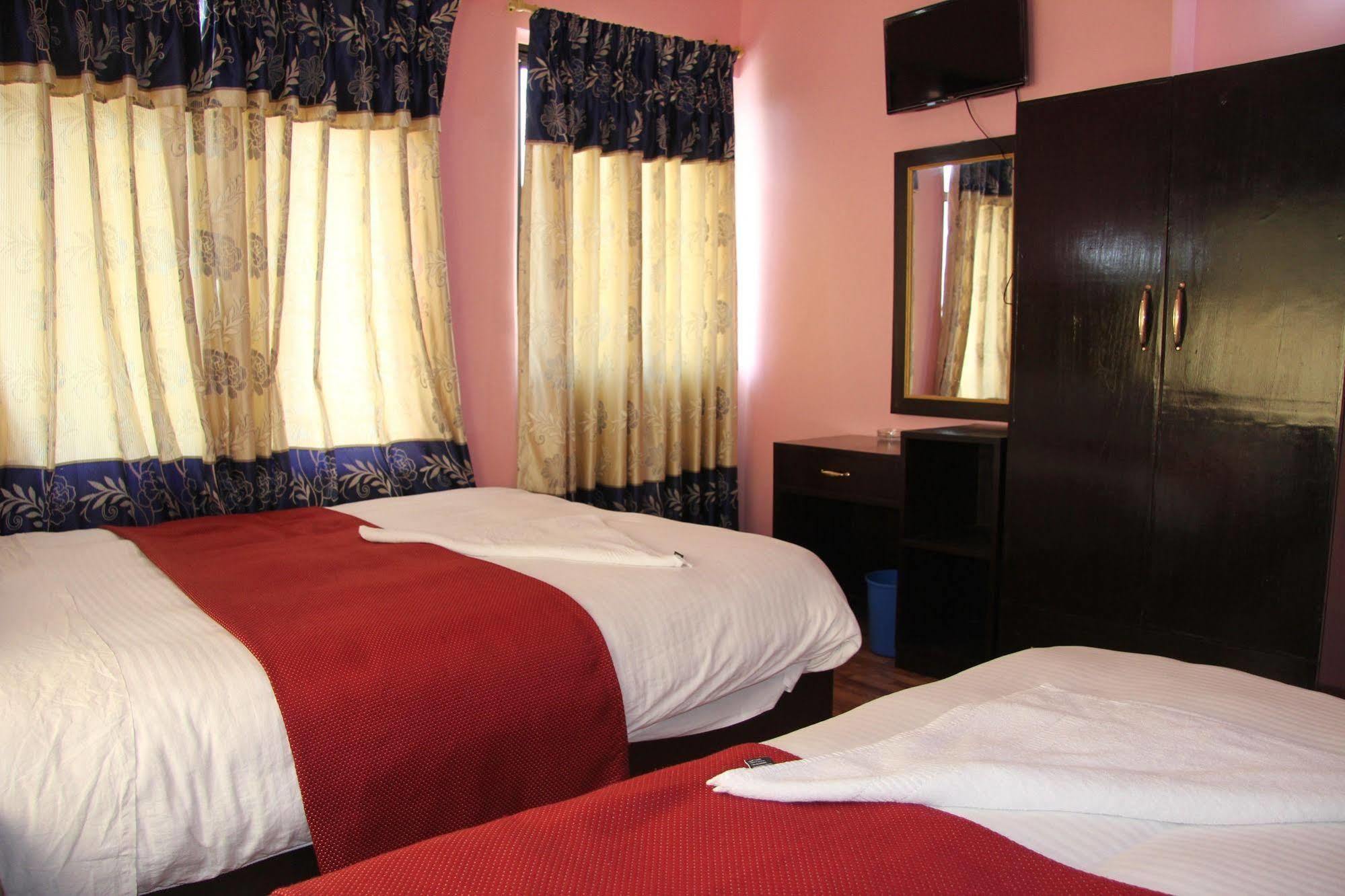 Hotel Buttercup Pokhara Kültér fotó