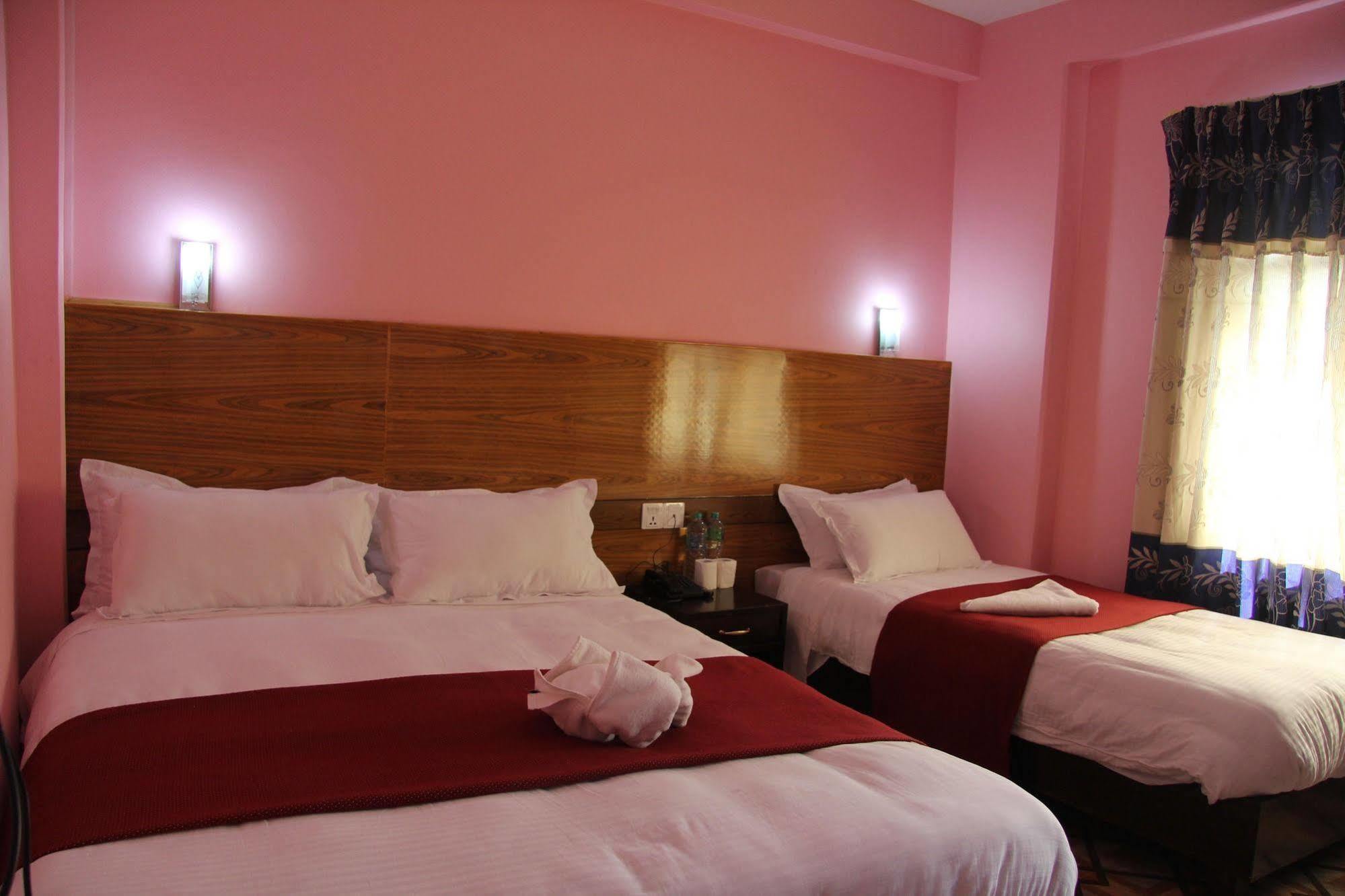 Hotel Buttercup Pokhara Kültér fotó