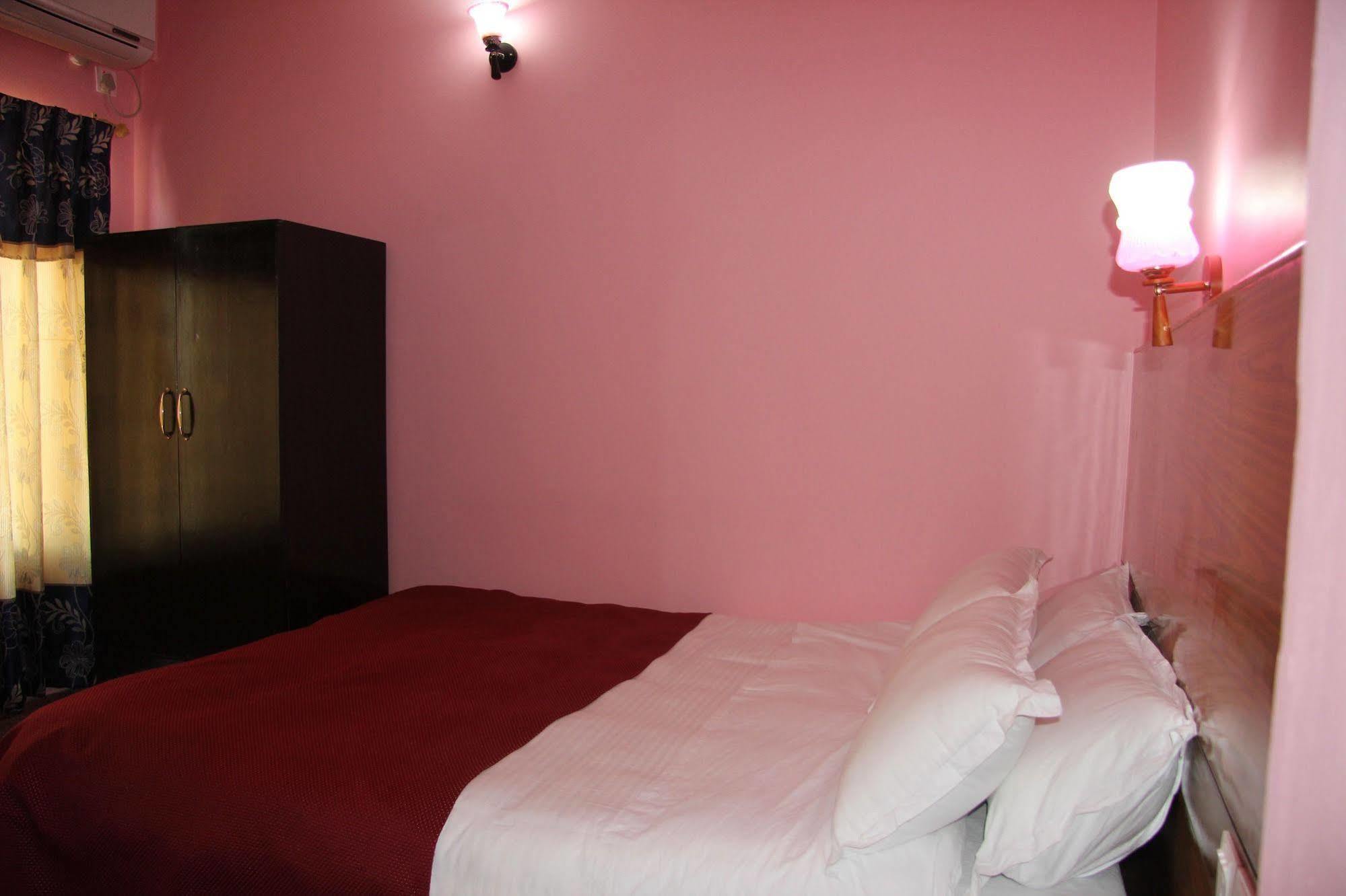 Hotel Buttercup Pokhara Kültér fotó