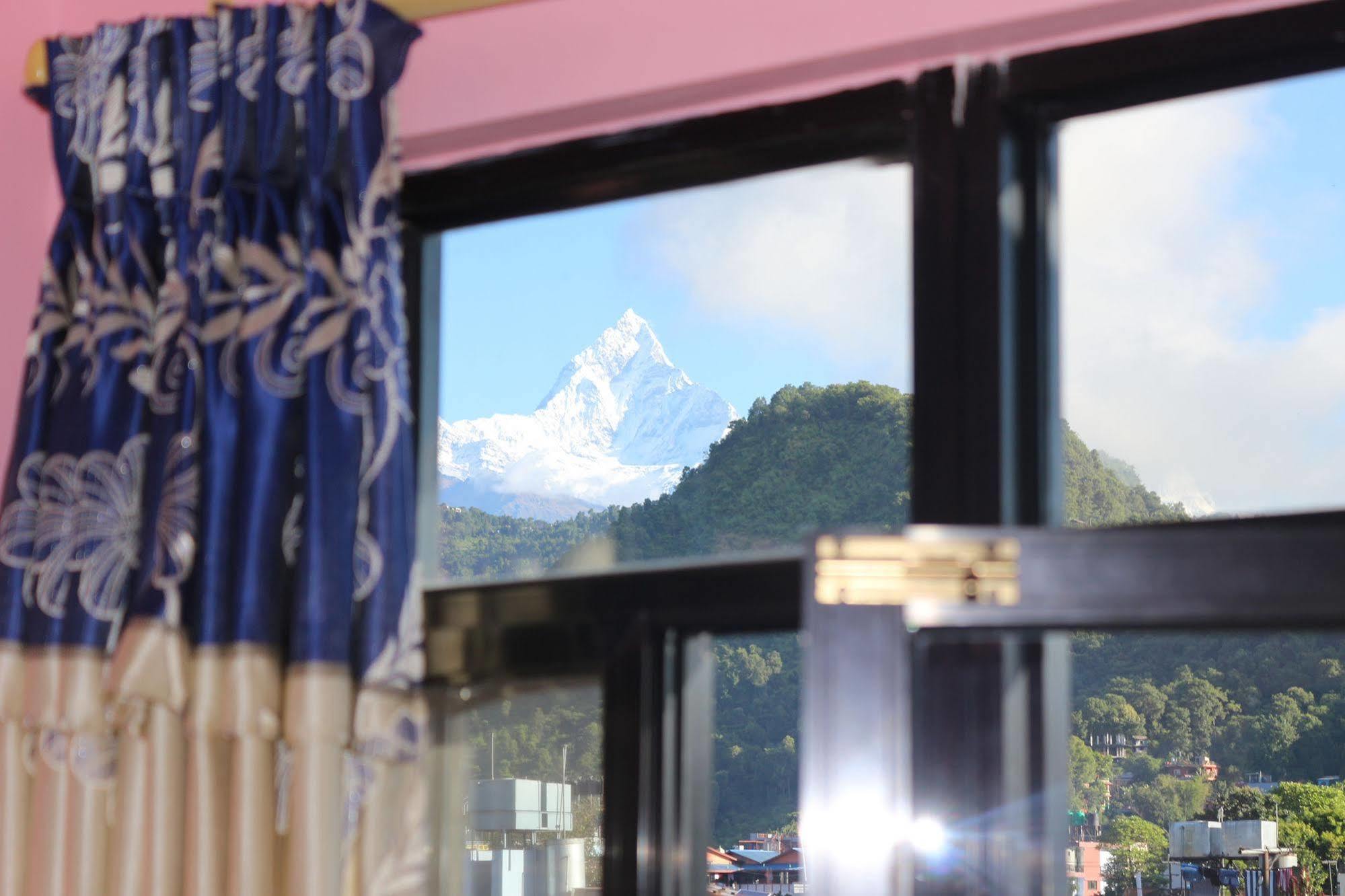 Hotel Buttercup Pokhara Kültér fotó