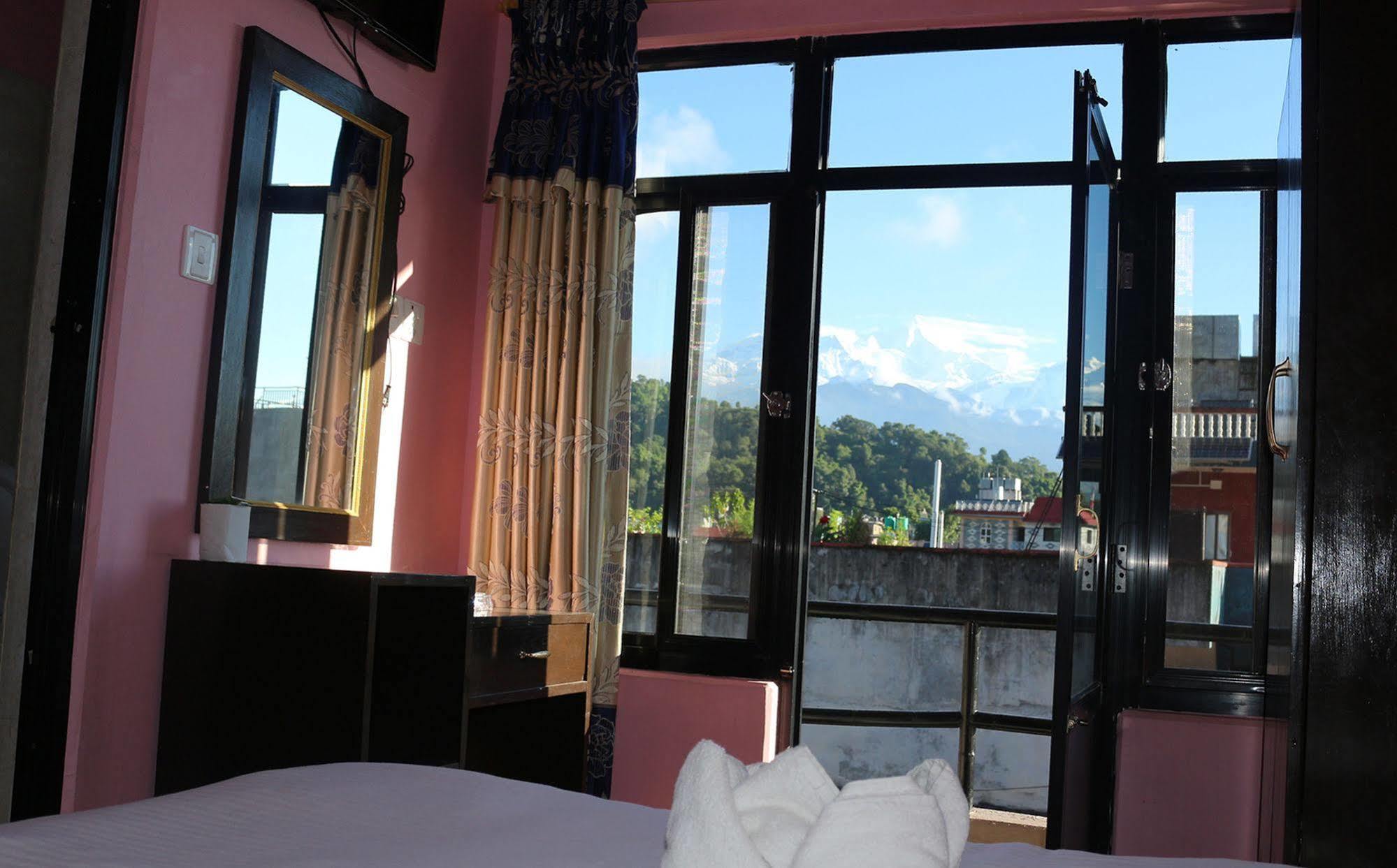 Hotel Buttercup Pokhara Kültér fotó