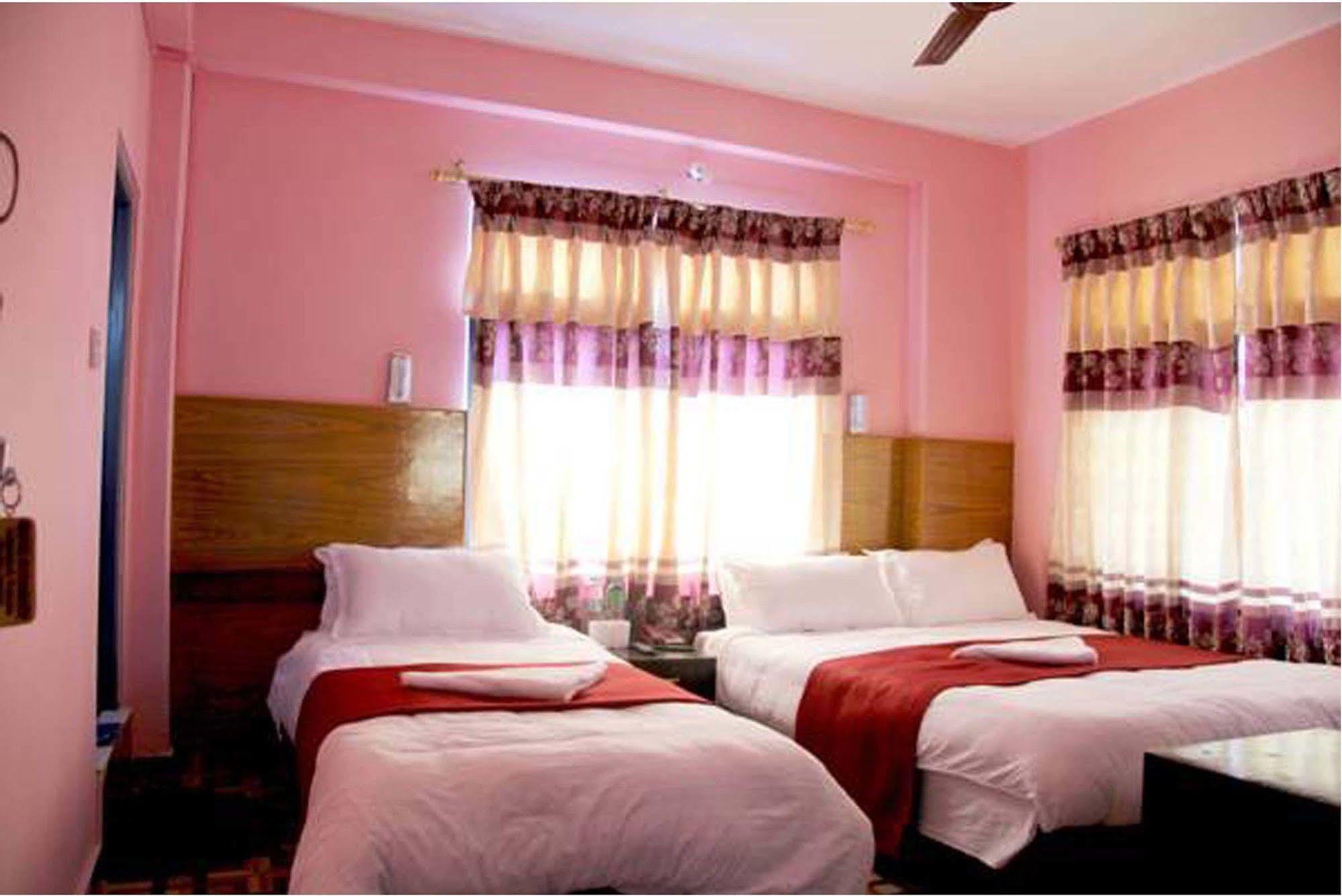 Hotel Buttercup Pokhara Kültér fotó