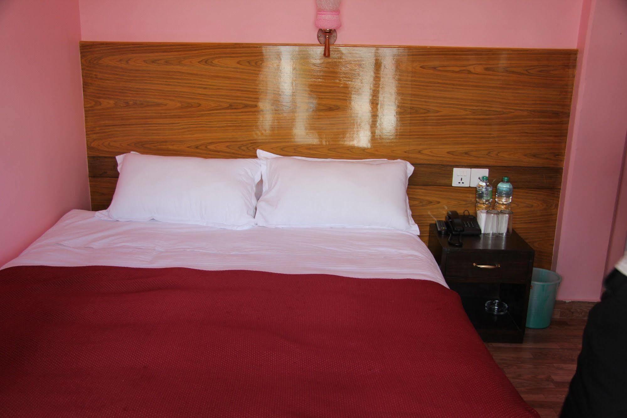Hotel Buttercup Pokhara Kültér fotó