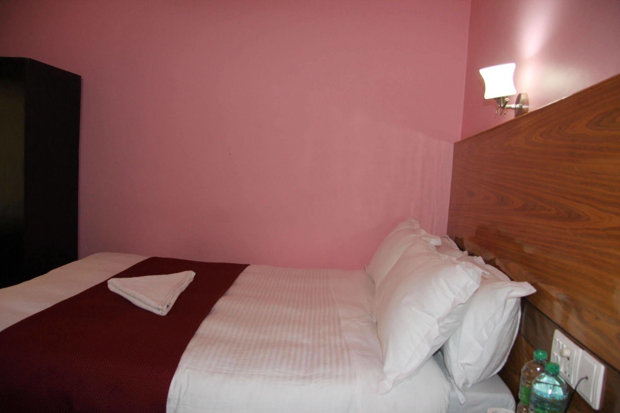 Hotel Buttercup Pokhara Kültér fotó